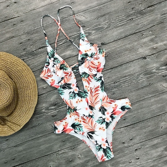 ❗️1 LEFT❗️ Tropical White Floral Ruffle Monokini - Picture 5 of 6